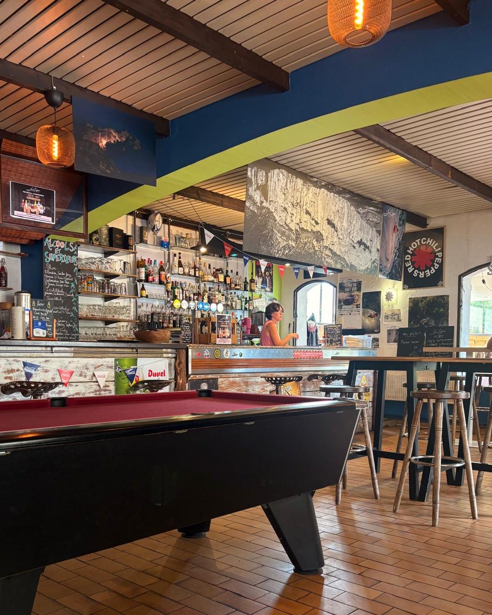 La salle du bar : le billard, le comptoir et ses tireuses, les tables hautes