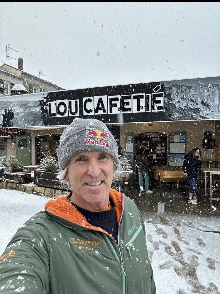 La façade du Lou Cafetié sous la neige