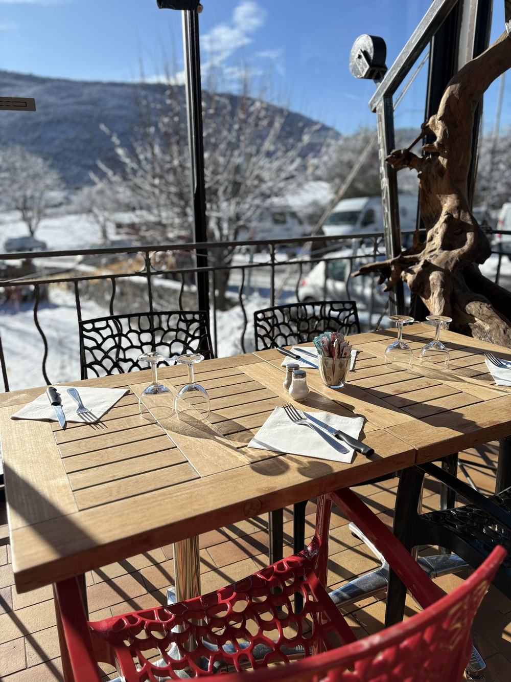 La terrasse dressée face à la montagne enneigée